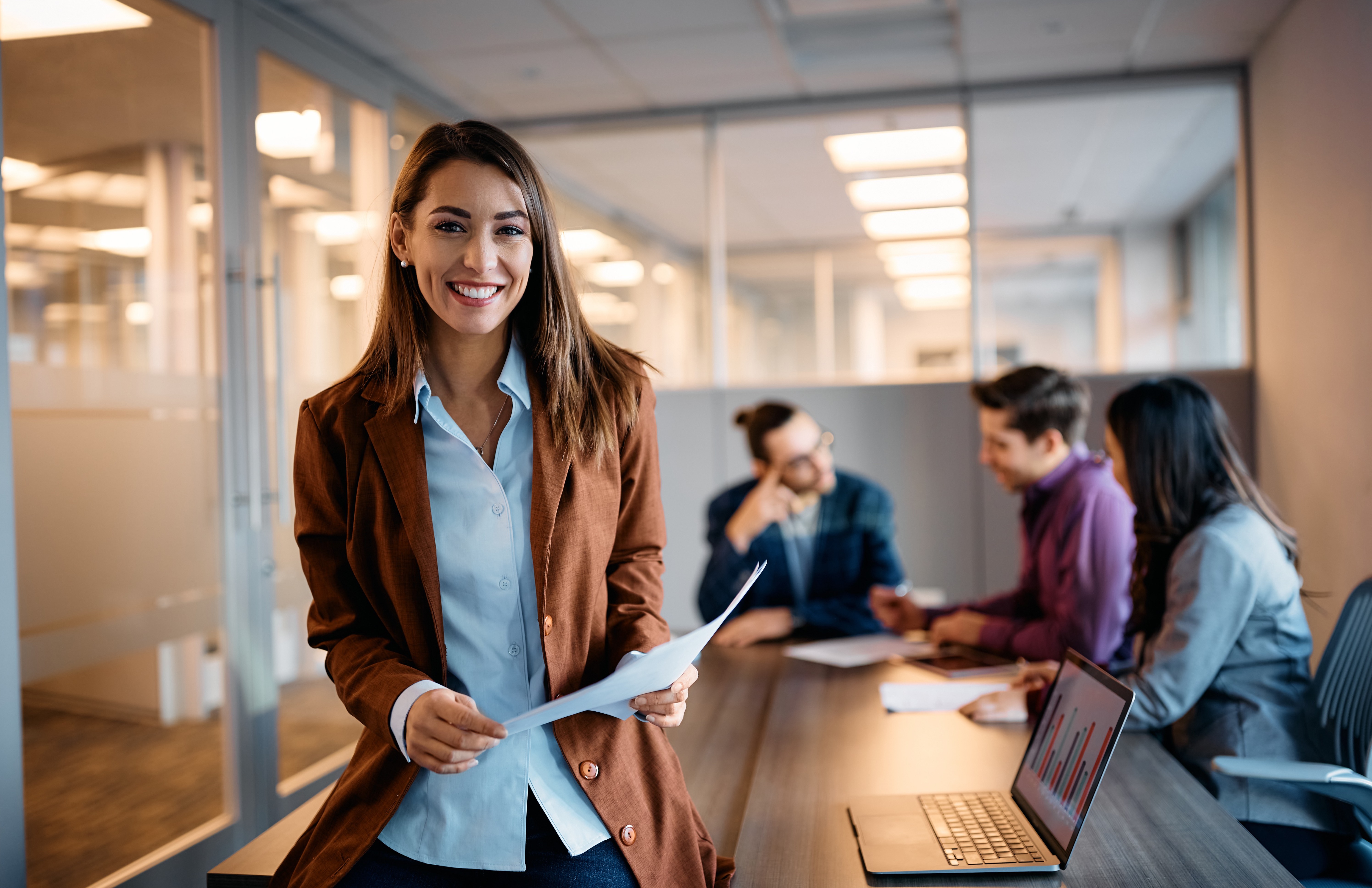 Karriere Freundliche Frau und Team in Besprechung