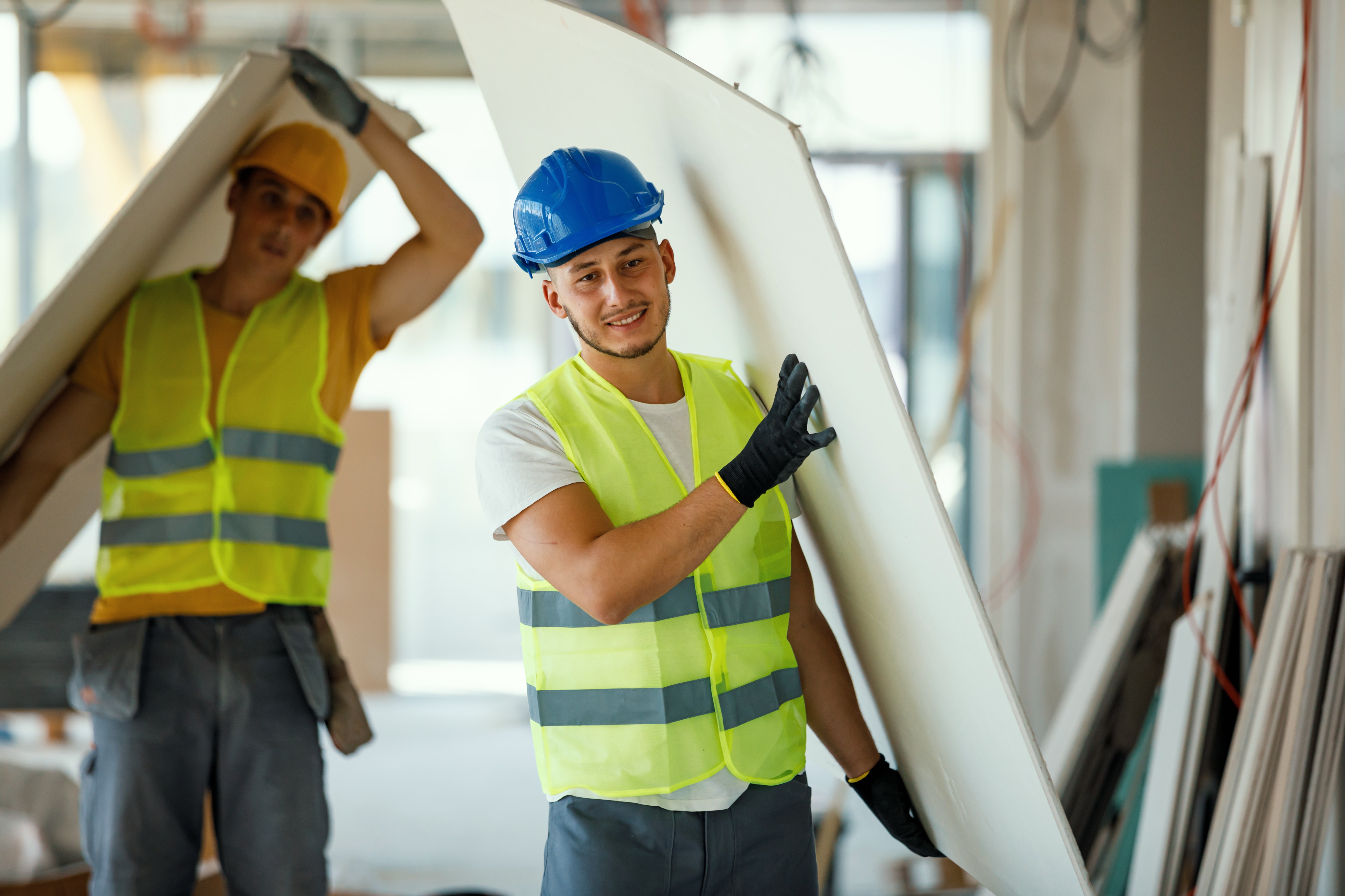 Handwerker auf Baustelle fröhlich Trockenbau