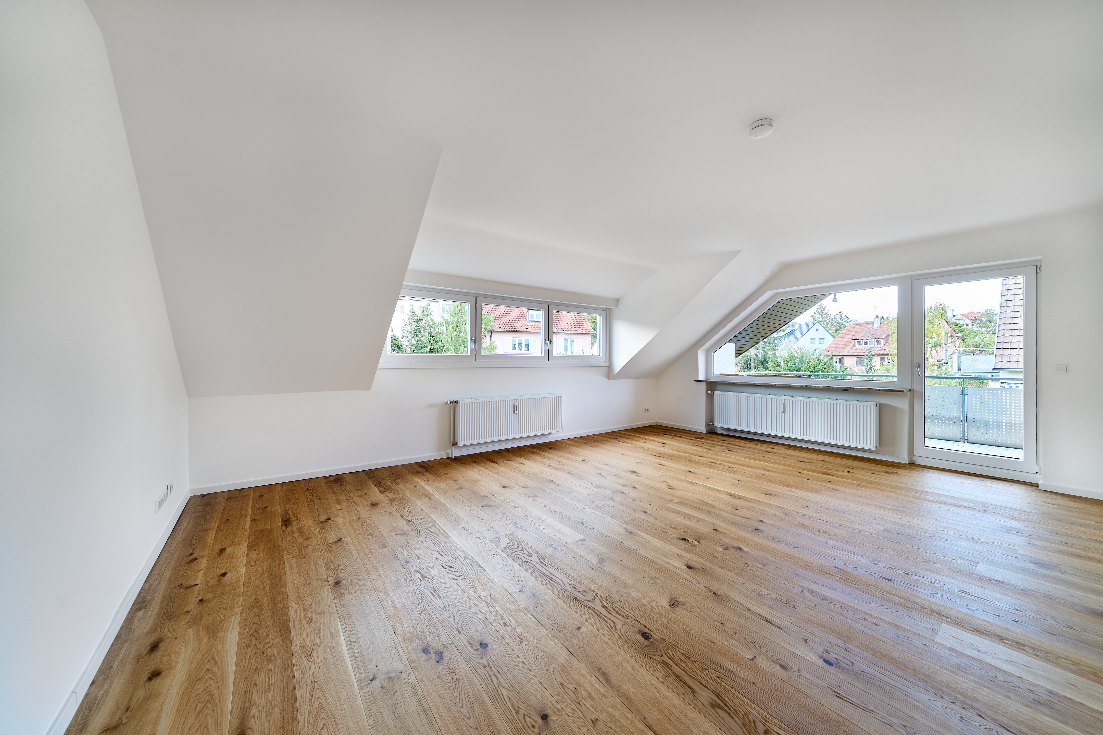 Sanierung Mietobjekt Wohnzimmer Parkett Dachschräge