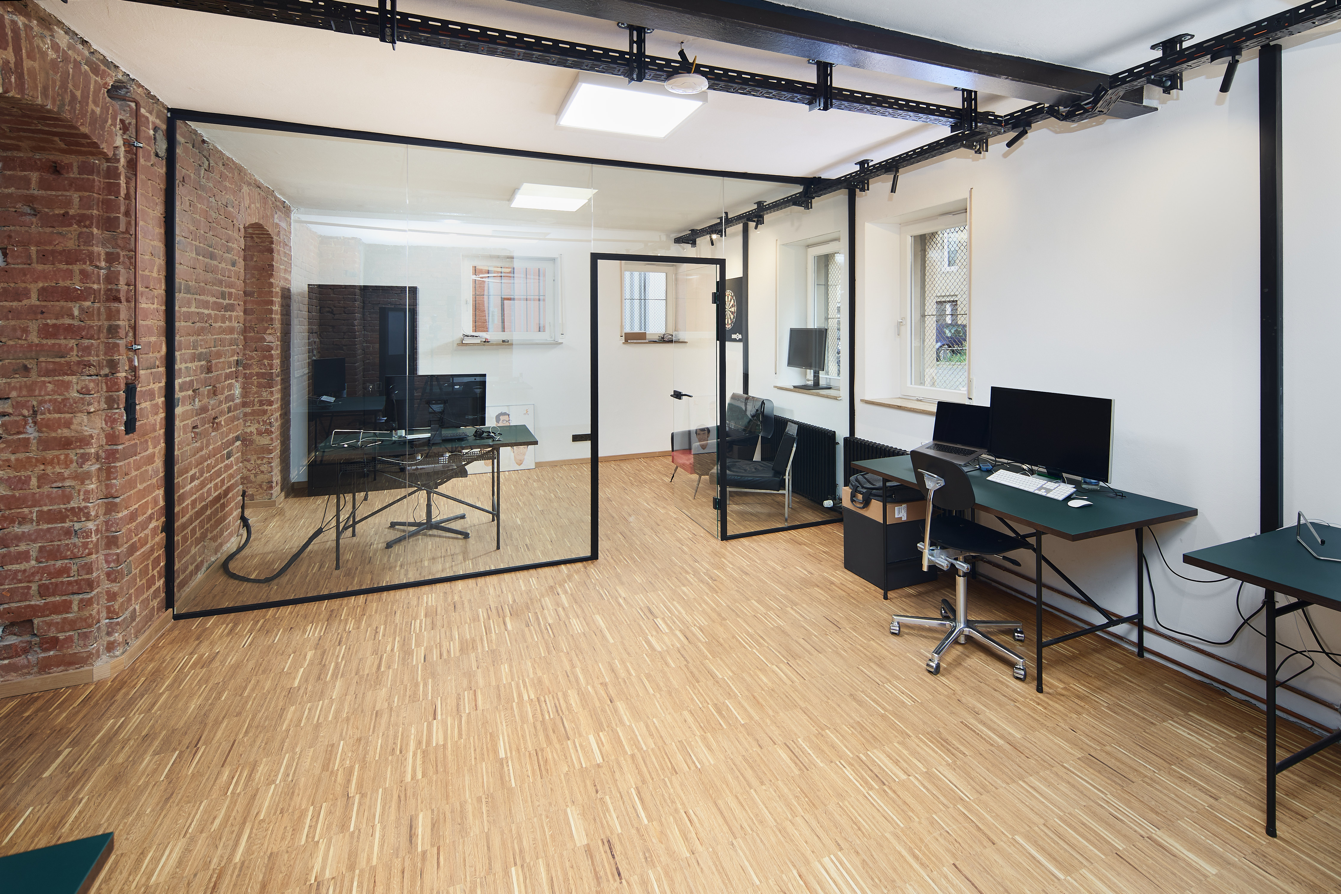 Gewerbeobjekt Büro Schreibtisch Gemäuer