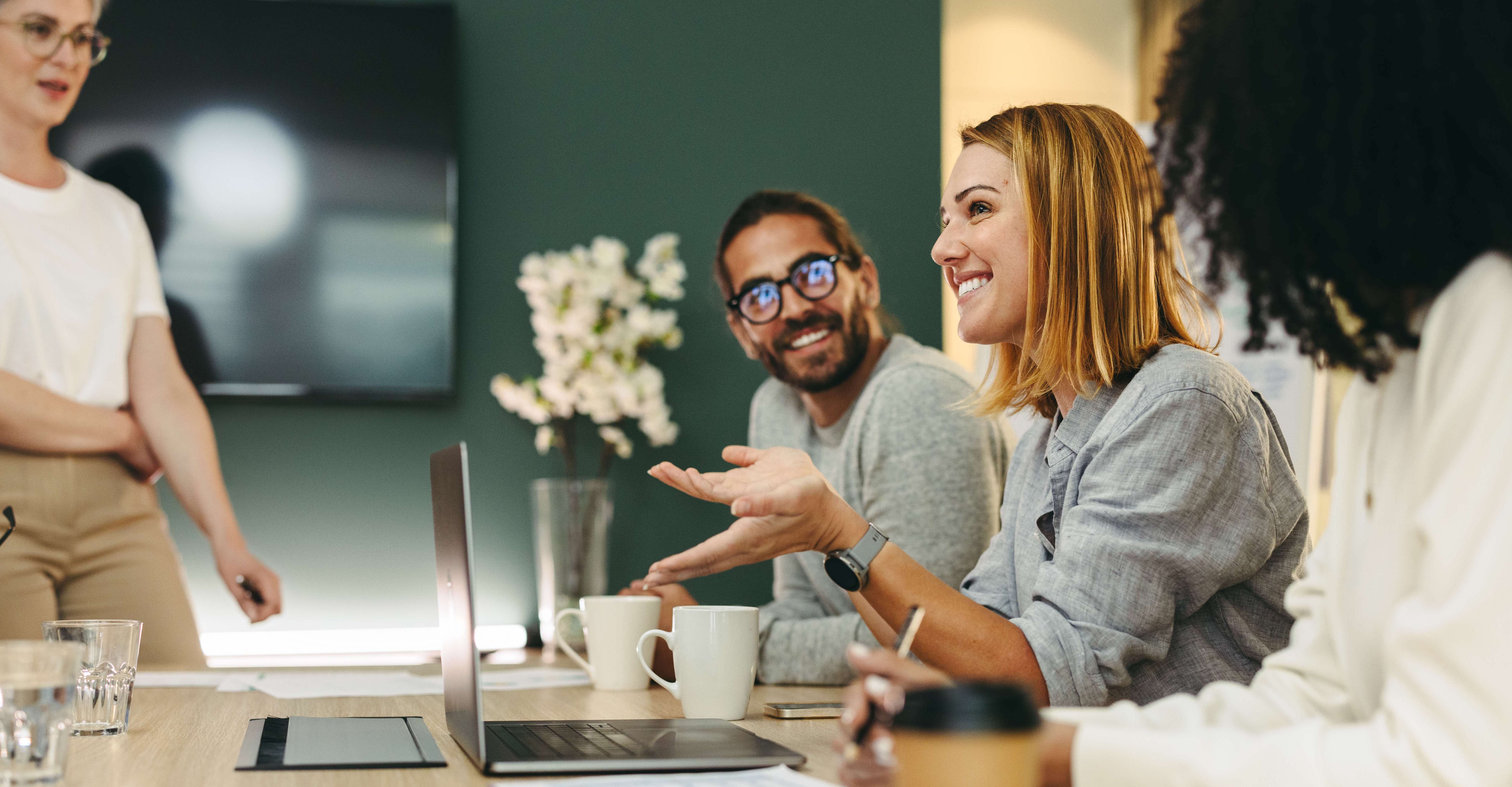 team besprechung mitarbeiter freude